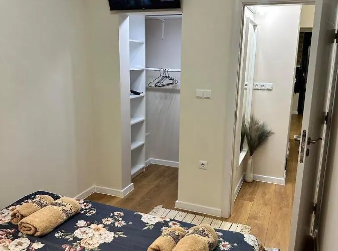 Cozy With Balcony, 5 Min Away From The Beach- Part Of The Family 'vicki Apart דירה וארנה